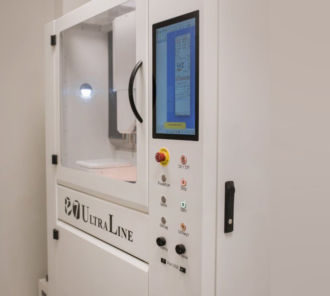 Frezarka RS7 UltraLine podczas obróbki pracy protetycznej w laboratorium ProdentLab