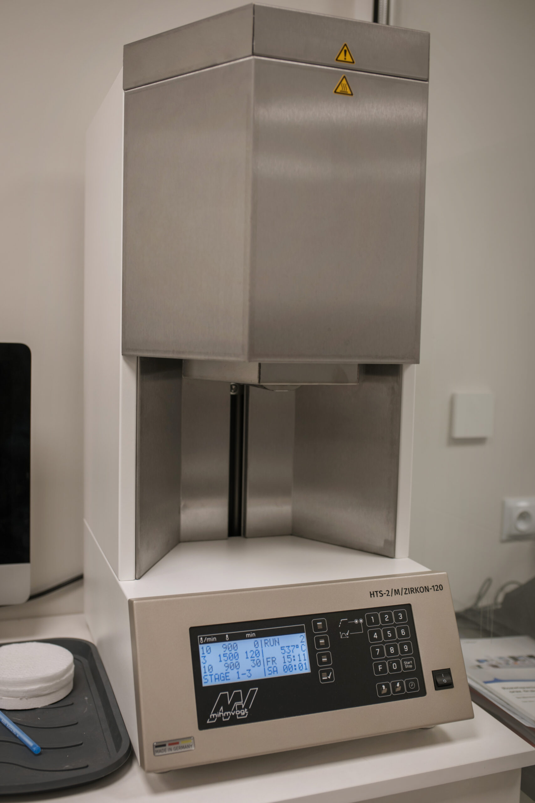 Protetická pec MIHM-VOGT HTS-2 pro sintézu zirkonie v laboratoři ProdentLab